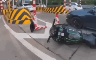 网红骑40多万的摩托上高速被拦摔倒！广东高速为何禁摩 官方回应