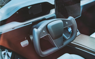 雷克萨斯弄了个矩形方向盘 但为啥都喷起了特斯拉？