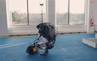 “搭桥”运工具 波士顿动力机器人展示新技能：网友却不认账