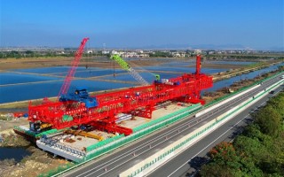 基建狂魔再获“神装” 世界第一台！桩梁一体造桥机“共工号”投用