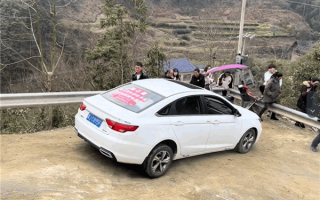 大众、五菱宝骏、吉利组队挑战成佛坡！吉利前驱“秒变”后驱登顶