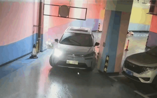 广汽埃安地库撞墙 车主称刹车有问题！看完监控网友给出答案