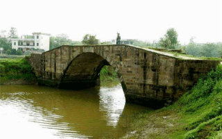 村民河道上修桥埃车收过路费！车主：每次一两块 挺感谢她的