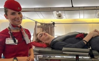 世界最高女人首次坐飞机 拆掉6个座位才躺下