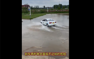 驾校教练的科目二考核视频感受下：学员考试简直是过家家