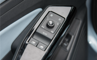 极致省成本 丰田bZ3主驾车窗控制键砍掉三个：操作难度史诗级