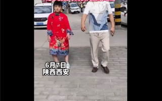 首日花絮：爸爸花钱雇儿子穿旗袍给女儿加油 护考民警直播押中高考作文题目