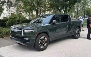 被小米相中 Rivian R1T电动皮卡秀肌肉：拉起推土机一顿猛跑