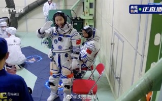 准备发射！刘洋进舱三连拍 挥手、敬礼、比心：陈冬指令长手里魔法棒操作稳准狠