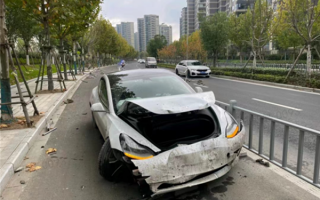 车主曝特斯拉Model 3失控撞护栏：踩刹车后自动加速