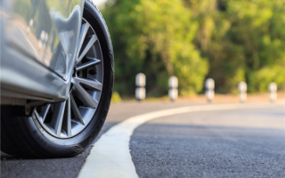 小孩鬼探头被撞倒！家长：没有责怪车主 罚孩子面壁思过