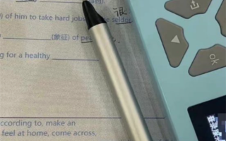 男孩开学前摩斯密码式狂补作业！网友：“发电报都没他快”