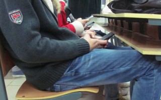 学生上课玩iPhone被老师没收：转身跳楼