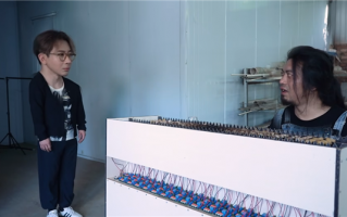 手工耿自制洗剪吹机械手臂：气势不输灭霸 中指还能修鼻毛