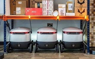 自动驾驶送货小汽车横穿铁路 结果被火车压爆起火