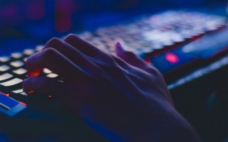 专家揭示职业电竞选手最佳手部尺寸 你的手差多远呢？