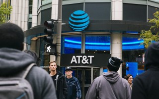 AT&T 第三季度营收 300 亿美元，同比下滑 4.1%