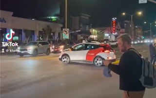 通用无人驾驶车十字路口犯迷糊：进退不得、狂打双闪