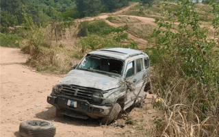 路虎极光“GTA”式越野 一飞冲天！结果惨了：减震、悬架全报废