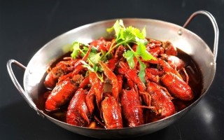 4小伙吃小龙虾自助4小时狂炫80斤 虾壳堆满一桌：老板都服了