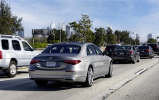 奔驰自动驾驶上路炫技 司机坐车内玩俄罗斯方块