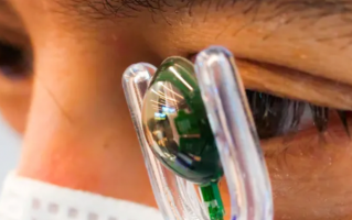 全球首款 AR 隐形眼镜来了，动动眼球就能拍照和导航