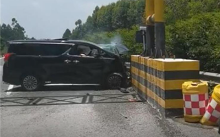 200万元雷克萨斯为何会车门锁死？“雷克萨斯车祸”遇难者姐姐发声：救援司机已经尽力了