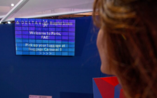 “平行现实”技术将于 6 月 29 日在达美航空底特律枢纽上线，同一块大屏显示 100 种不同内容