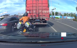 男子被后车撞倒 起身发现司机是女友：现场尴尬网友吐槽恩怨大