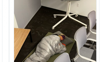 马斯克带来的恐怖内卷！推特员工每天工作12小时不要加班费 晒睡公司照片