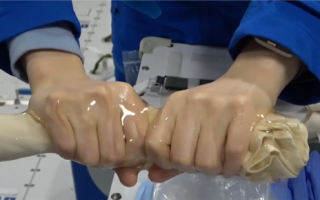 在太空拧毛巾会发生什么？王亚平获得一副水膜手套