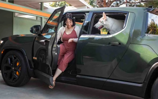 特斯拉杀手Rivian整活儿 OTA后支持“下跪模式”：上下车更方便了