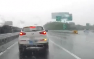 高速出口快车道减速 多车追尾后一脚油跑了！判责引网友热议