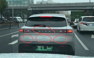 是个狠人：问界M5车主爆改华为花瓣车标