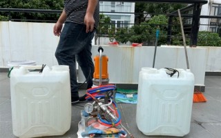 博主晒防水胶补漏水 被网友发现受骗！施工师傅开的奔驰上门