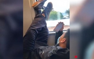 男子高铁上脚伸窗上大声唱歌 乘务员劝阻反被怼