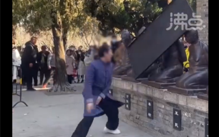 画面有点上头！男子扛铁板狂砸秦桧雕像：《满江红》带火景区热度