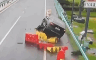 蔚来高速上连撞十几个水马 驾驶员：我把油门当刹车踩了