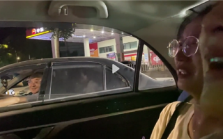 高校女生毕业不舍在出租车上大哭 一旁司机看笑了