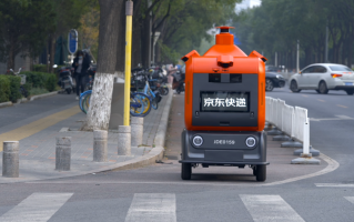 京东物流智能快递车推出揽收接驳新服务，发货效率翻三倍