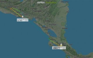 一架波音飞机返航时冲出跑道：机尾断裂、机身严重受损