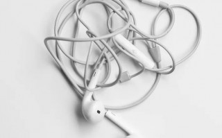 缠成一坨的耳机线，这机器人两下就能解开