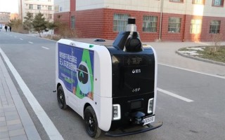 两辆淘宝“小蛮驴”无人车狭路相逢：互相鸣笛 互不相让