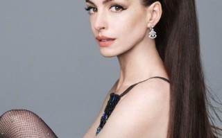 最美“猫女” 39岁安妮海瑟薇最新杂志写真：黑丝高马尾摩登时尚