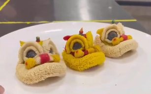 00后小伙把非遗醒狮炸活了 网友：舍不得下嘴