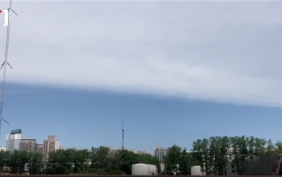 北京上空现“云墙”景观：天空一分为二 蓝天白云界线分明