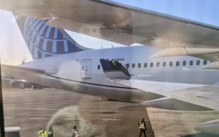 美国两架波音客机在机场相撞：机翼都断了