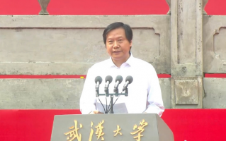 雷军在武汉大学 2023 年毕业典礼发言：“同学们，江湖再见！”