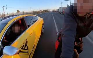 电动摩托车公开道路狂崩奥迪RS7 网友：危险驾驶、证据确凿