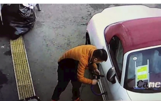 买到运损保时捷女子要求退一赔三！4S店：没证据是我们干的